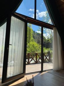 an open window with a view of the woods at FOGA BUNGALOV in Çamlıhemşin