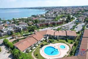 een luchtfoto van een huis met een zwembad bij Marriott A casa di Attila DesenzanoLoft Official Partner Homes & Villas by Marriott Bonvoy in Desenzano del Garda