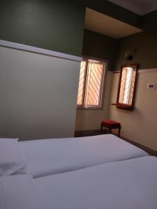 Postel nebo postele na pokoji v ubytování Krishna Lodge