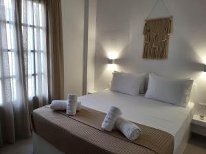 1 dormitorio con 1 cama con toallas en Stavros Residence, en Mármara