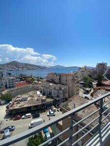een balkon met uitzicht op de stad bij Saranda relax apartments in Sarandë