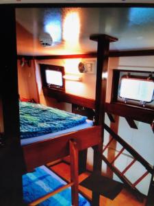 a room with a bed and a desk in a boat at Schiff AHOY, Hotelschiff, Hausboot, Boot, Passagierschiff in Stuttgart