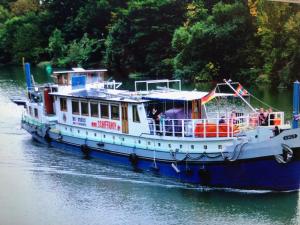 un bateau bleu et blanc sur l'eau dans l'établissement Schiff AHOY, Hotelschiff, Hausboot, Boot, Passagierschiff, à Stuttgart