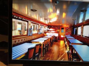 un vagone ristorante di un treno con tavoli e sedie di Schiff AHOY, Hotelschiff, Hausboot, Boot, Passagierschiff a Stoccarda