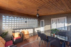 salon ze stołem i krzesłami w obiekcie Lightbooking playa de Amadores La Concha w mieście Puerto Rico de Gran Canaria