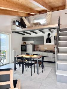 eine Küche und ein Esszimmer mit einem Tisch und Stühlen in der Unterkunft Casa Silù - Lago di Como in Colico