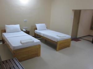 Postel nebo postele na pokoji v ubytování Hotel Oviya