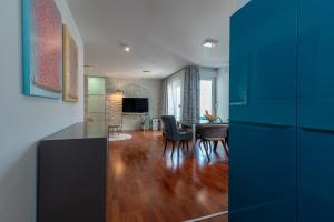 een keuken en een woonkamer met een tafel en stoelen bij Apartments Liam in Trogir