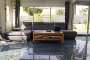 ein Wohnzimmer mit einer Couch und einem Couchtisch in der Unterkunft RIVA BELLA villa plage in Bandol + 1 Foto