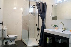 ein Badezimmer mit Dusche, Toilette und Waschbecken in der Unterkunft RIVA BELLA villa plage in Bandol