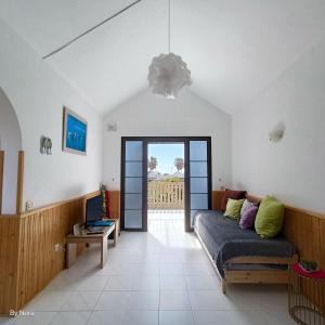 - une chambre avec un lit et une porte donnant sur une terrasse dans l'établissement Apartment El Barco - Las Casas de Aron, à Caleta de Fuste