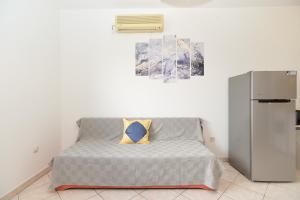 1 dormitorio con 1 cama con almohada y nevera en Apartments Lavanda 108, en Fažana