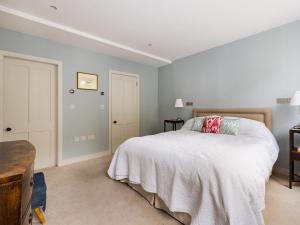 Giường trong phòng chung tại Pass the Keys Lovely 3 bedroom Mews House in Chelsea