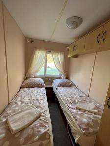 赭洛文克拉斯特的住宿－Penzión Tulip，小房间设有两张床和窗户