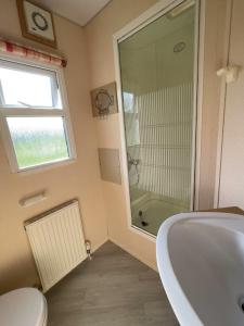 a bathroom with a tub and a toilet and a window at Penzión Tulip in Červený Kláštor