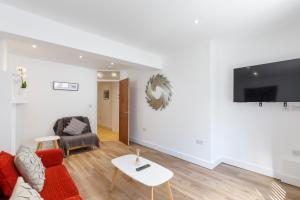 uma sala de estar com um sofá e uma mesa em Spacious central Hove 1-bed flat em Brighton & Hove