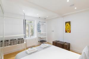 um quarto com uma grande cama branca e uma janela em Spacious central Hove 1-bed flat em Brighton & Hove
