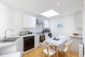 uma cozinha e sala de jantar com mesa e cadeiras em Spacious central Hove 1-bed flat em Brighton & Hove
