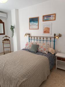 um quarto com uma cama com uma cabeceira azul em Apartamento Esperanza El Palo - 112 m2 - 3 bedrooms - centrally located em Málaga