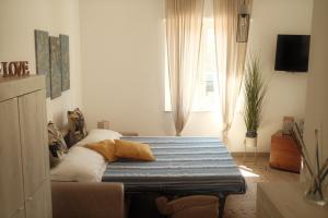 1 dormitorio con 1 cama con manta azul en Casa Pierina, en Santa Marinella
