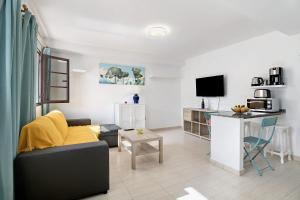 ein Wohnzimmer mit einem Sofa und einem Tisch in der Unterkunft Casa Candido 2 in Playa Honda
