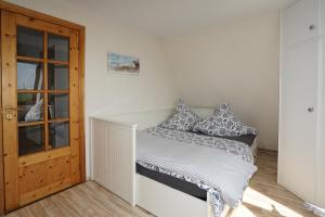 Postel nebo postele na pokoji v ubytování Ferienhaus Kiebitz mit Sauna
