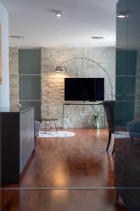 Televízia a/alebo spoločenská miestnosť v ubytovaní Apartments Liam