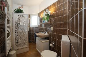 Koupelna v ubytování Ferienhaus Kiebitz mit Sauna