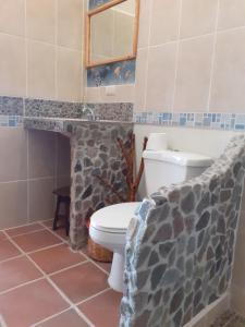 y baño con aseo y lavamanos. en location and view, en Santa Cruz La Laguna