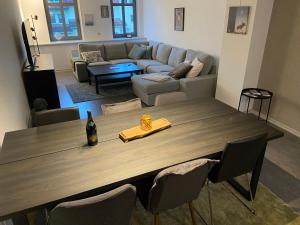 a living room with a table and a couch at Haus mit wunderschönem Garten in Bad Freienwalde