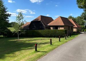 una fila de casas al lado de una carretera en 3 Hilltop Cottages, en Stansted