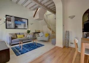 a living room with a couch and a table at 3 Stable Mews in Royal Tunbridge Wells