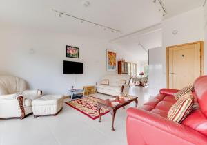 uma sala de estar com um sofá vermelho e uma mesa em Apple Barn em Lyminge