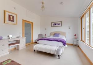 um quarto com uma cama, uma secretária e uma janela em Apple Barn em Lyminge