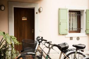 una bicicleta estacionada frente a una casa en Kate's Home en Udine