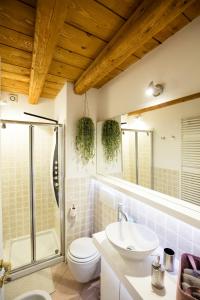 y baño con aseo, lavabo y ducha. en Kate's Home en Udine