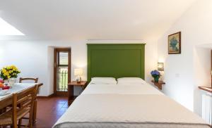 A bed or beds in a room at Topazio