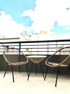 2 chaises et une table sur un balcon dans l'établissement Great Studio in Palermo Soho 2PAX, à Buenos Aires