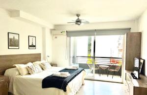 - une chambre avec un grand lit et un balcon dans l'établissement Great Studio in Palermo Soho 2PAX, à Buenos Aires