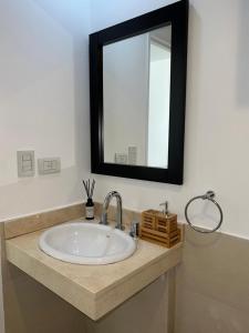 La salle de bains est pourvue d'un lavabo, d'un miroir et d'un comptoir. dans l'établissement Great Studio in Palermo Soho 2PAX, à Buenos Aires