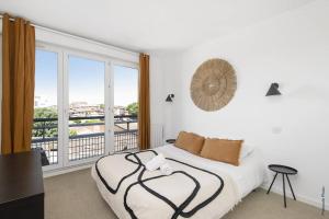 Posteľ alebo postele v izbe v ubytovaní NOCNOC - Le Pargamin - Large duplex Place Saint-Pierre