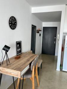 comedor con mesa y reloj en la pared en Great Studio in Palermo Soho 2PAX en Buenos Aires