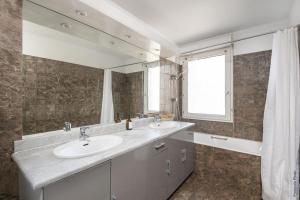 Kúpeľňa v ubytovaní NOCNOC - Le Pargamin - Large duplex Place Saint-Pierre