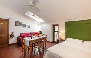 A bed or beds in a room at Topazio