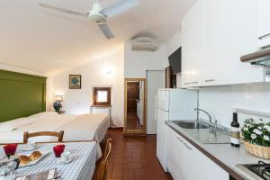 A bed or beds in a room at Topazio