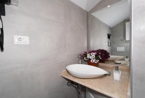 A bathroom at Topazio
