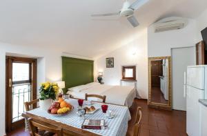 A bed or beds in a room at Topazio