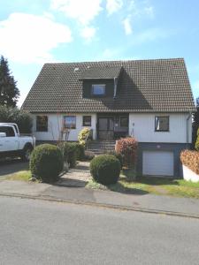 a white house with a gambrel roof at Ferienwohnung Varmissen in Dransfeld