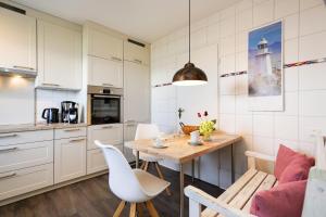 cocina con mesa y sillas en una habitación en Silwai EG, en Westerland
