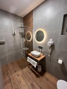 W łazience znajduje się umywalka i prysznic. w obiekcie Venite Rooms w mieście Velika